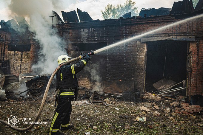 Після нічного обстрілу Харкова рятувальники загасили п’ять пожеж у Новобаварському районі